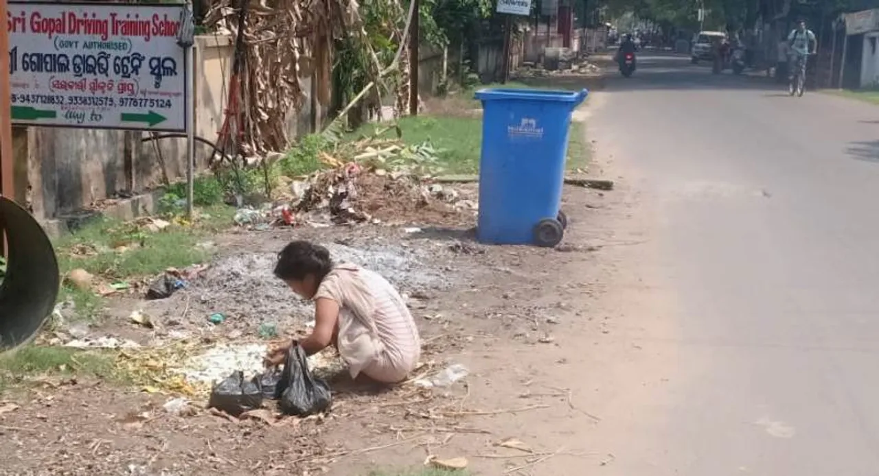  ରାସ୍ତା କଡ଼ରୁ ଭାତ ଗୋଟାଉଛି ମାନସିକ ରୂପେ ଅନଗ୍ରସର ଜଣେ ମହିଳା। (ଫଟୋ: ମନୋଜ, ବାଲେଶ୍ୱର)