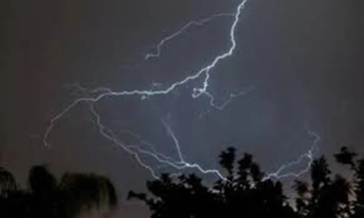  LIGHT TO MODERATE RAIN OR THUNDER 