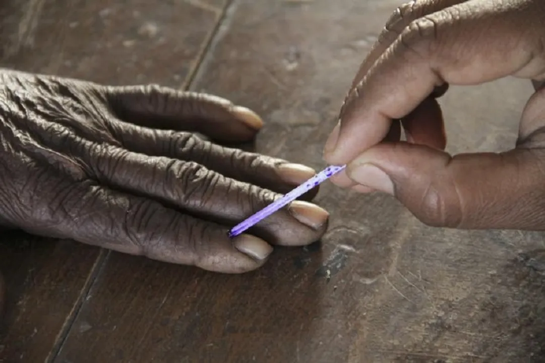  A voting official marks the finger of a voter inside a polling booth during the second phase of state elections, in Azamgarh town in the northern Indian state of Uttar Pradesh February 11, 2012. Uttar Pradesh, with 200 million people, is an unruly state that stretches southeast from New Delhi, divided along its length by the Ganges River. To avoid violence, voting is staggered over seven days. Results from a total of five state elections are to be announced on March 6. REUTERS/Pawan Kumar (INDIA - Tags: POLITICS ELECTIONS) 