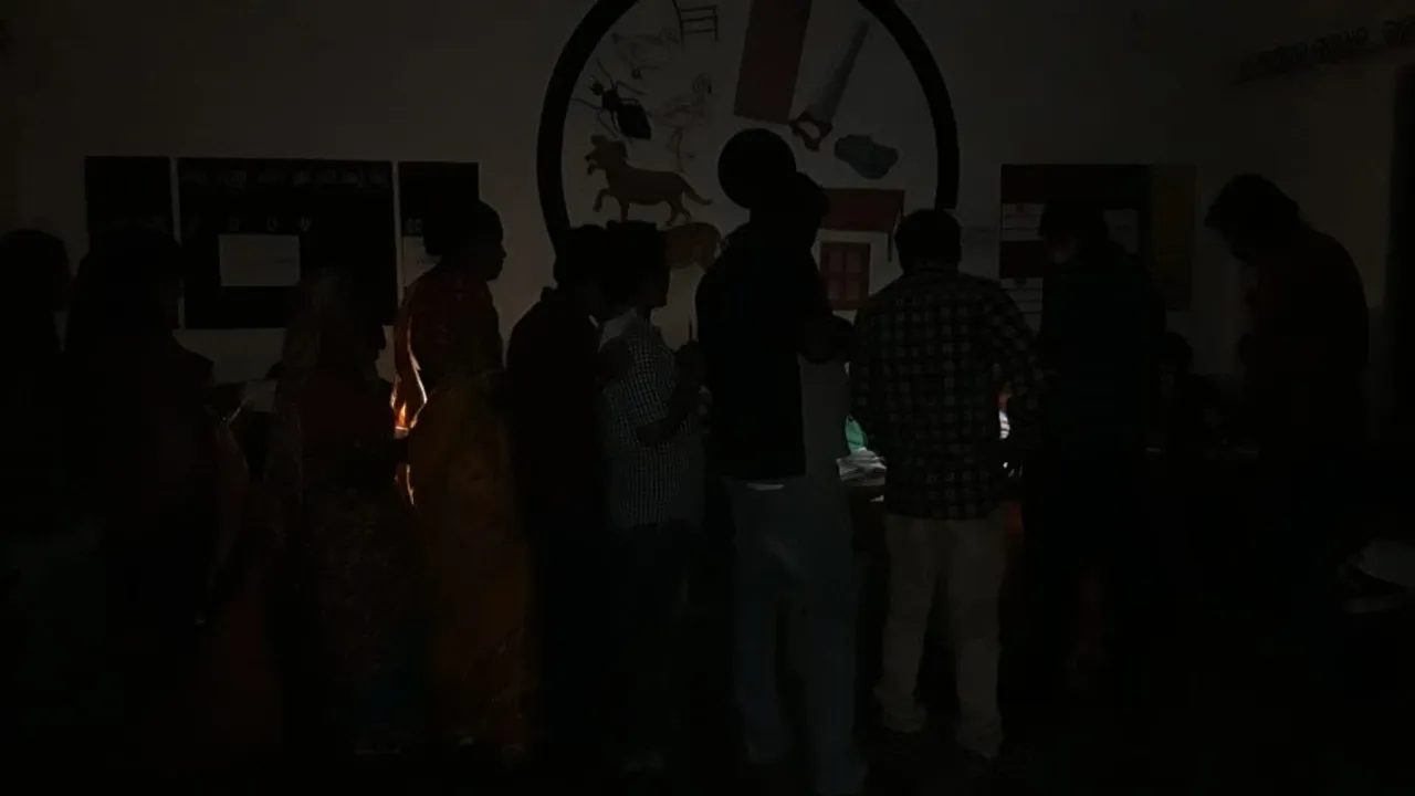  ସନ୍ଧ୍ୟା ୫ଟା ସୁଦ୍ଧା ରାଜ୍ୟରେ ୬୧% ମତଦାନ, ବିଜୁଳି ନଥିବାରୁ ଡିବିରି ଆଲୁଅରେ ଭୋଟ ଦେଲେ ମତଦାତା