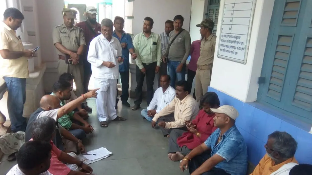 କେନ୍ଦୁଝର: ଇଭିଏମ୍‌ ଟାମ୍ପରିଙ୍ଗ୍‌ ଅଭିଯୋଗ, ଷ୍ଟ୍ରଙ୍ଗ୍‌ରୁମ୍‌ ସାମ୍ନାରୁ ଇଞ୍ଜିନିୟରଙ୍କୁ ଧରିଲେ ବିଜେପି କର୍ମୀ