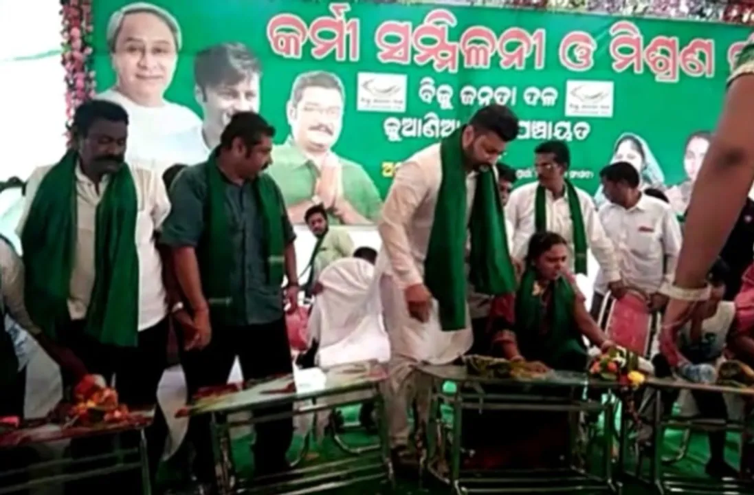  କର୍ମୀ ସମ୍ମିଳନୀ ବେଳେ ମଞ୍ଚ ଦବିଲା : ବର୍ତ୍ତିଲେ ଅନୁଭବ, ପ୍ରତାପ
