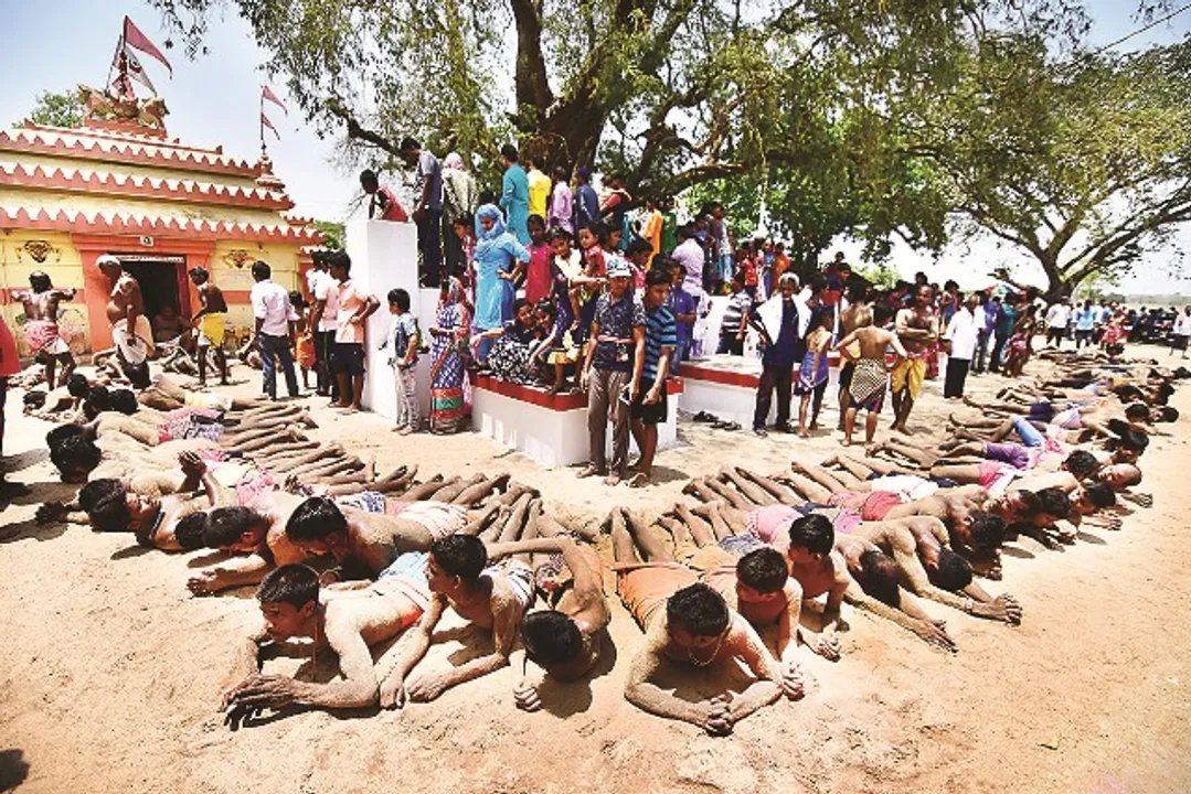  ମେଣ୍ଢାଶାଳରେ ଧୂଳିଦଣ୍ଡ ପଡ଼ିଥିବା ମାନସିକଧାରୀ। (ଫଟୋ-ଅସିତ୍‌)