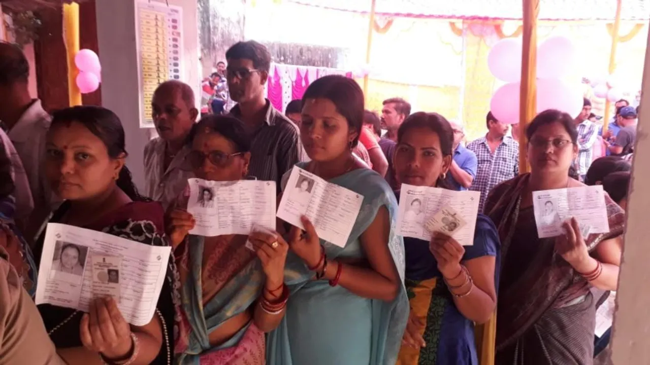  ଦ୍ୱିତୀୟ ପର୍ଯ୍ୟାୟ ମତଦାନ: ବହୁ ବୁଥ୍‌ରେ ଇଭିଏମ୍‌ କାମ କରୁ ନ ଥିବାରୁ ଭୋଟ୍‌ ଗ୍ରହଣରେ ବିଳମ୍ବ
