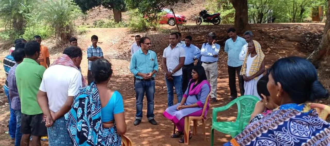  ମାଓ ଗୁଳିରେ ମହିଳା ଜିଆରଏସଙ୍କ ମୃତ୍ୟୁ ଘଟଣା: ୪ ଦିନ ପରେ ସଂଯୁକ୍ତାଙ୍କ ପରିବାରକୁ ଭେଟିଲା ପ୍ରଶାସନ