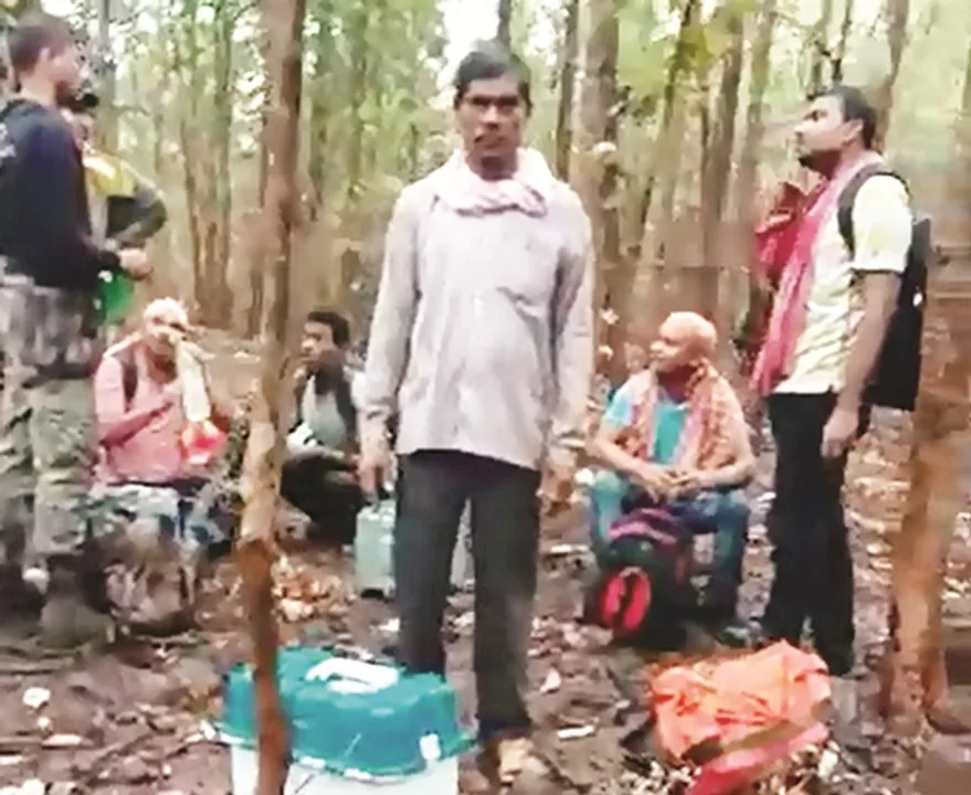  ଲାଲ୍‌ ବାହିନୀର ନାଲି ଆଖିକୁ ଡରିଲେନି : ଜଙ୍ଗଲରେ ବର୍ଷାରେ ଭିଜିଲେ ପୋଲିଂ ପାର୍ଟି, ୧୫ କିଲୋମିଟର ଚାଲିଲେ, କଡ଼ା ସୁରକ୍ଷାରେ ଫେରିଲେ