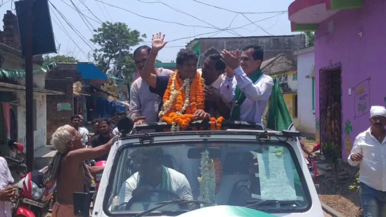  ସୌମ୍ୟରଞ୍ଜନଙ୍କ ପ୍ରଚାର ଅଭିଯାନ: ବେଣାଗାଡ଼ିଆ ପଞ୍ଚାୟତର ବିଭିନ୍ନ ଗାଁ’ର ଲୋକଙ୍କୁ ଭେଟିଲେ