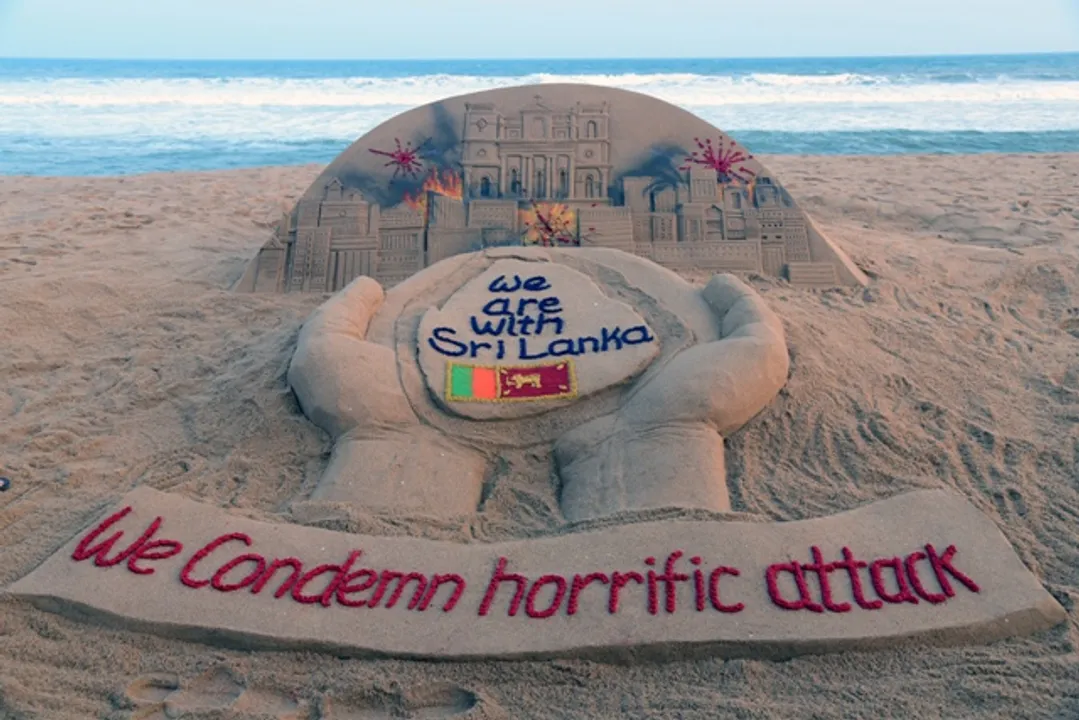  ଶ୍ରୀଲଙ୍କାରେ ରବିବାର ଘଟିଥିବା ଆତଙ୍କବାଦୀ ଆକ୍ରମଣକୁ ନିନ୍ଦା କରି ପୁରୀ ବେଳାଭୂମିରେ ଶିଳ୍ପୀ ସୁଦର୍ଶନ ପଟ୍ଟନାୟକଙ୍କ ବାଲୁକା କଳା