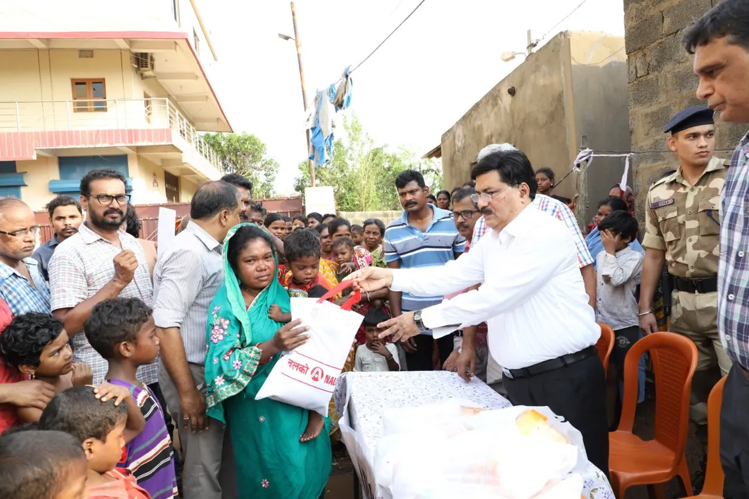  ବାତ୍ୟା ପ୍ରଭାବିତ ଜନସାଧାରଣଙ୍କୁ ସହାୟତାର ହାତ ବଢାଇଲା ନାଲକୋ
