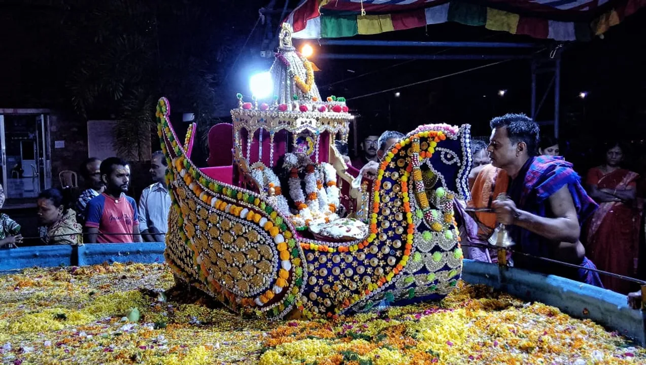  ଚନ୍ଦନ ଯାତ୍ରା ଅବସରରେ ରାଧାକୃଷ୍ଣଙ୍କ ପାଇଁ ସୁସଜ୍ଜିତ ବିମାନ। (ଫଟୋ: ମନୋଜ, ବାଲେଶ୍ୱର)
