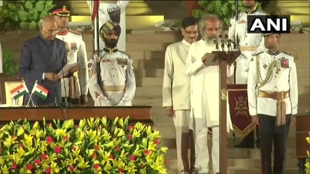  ବାଲେଶ୍ୱର ସାଂସଦ ତଥା ନୂଆକରି କେନ୍ଦ୍ରମନ୍ତ୍ରୀ ଭାବେ ଶପଥ ନେଇଥିବା ପ୍ରତାପ ଷଡଙ୍ଗୀଙ୍କ ପାଇଁ ତାଳି ମାଡରେ କମ୍ପି ଉଠିଲା ରାଇସିନା ହିଲ୍
