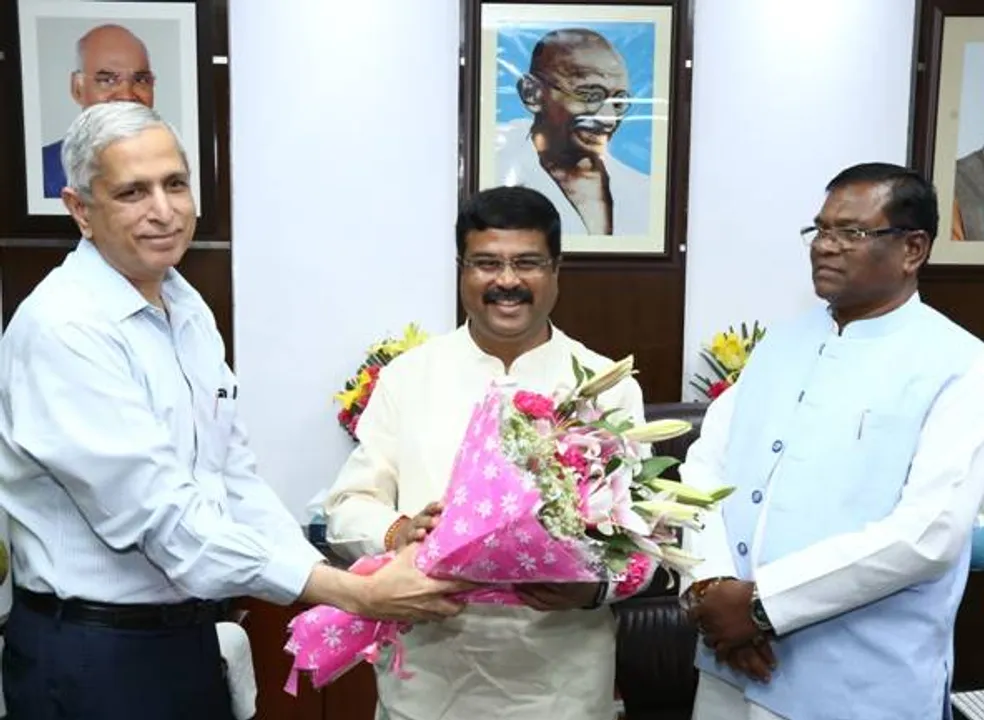  କେନ୍ଦ୍ର ଇସ୍ପାତ୍‌ ମନ୍ତ୍ରୀ ଭାବେ ଦାୟିତ୍ୱ ନେବା ପରେ ଧର୍ମେନ୍ଦ୍ର ପ୍ରଧାନଙ୍କୁ ଶୁଭେଚ୍ଛା ଜଣାଉଛନ୍ତି ଫାଗନ ସିଂହ କୁଲସ୍ତେ (ଡାହାଣ) ଓ ଇସ୍ପାତ୍‌ ସଚିବ ବିନୟ କୁମାର।