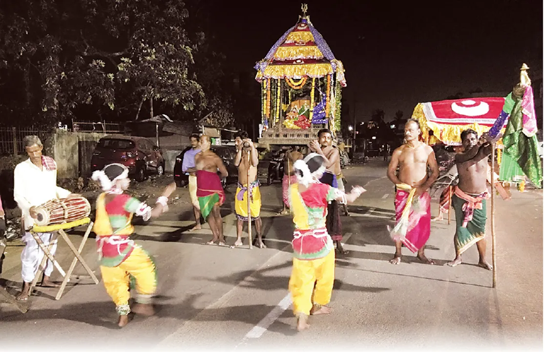  ସଖି ଗୋ ଦେଖ ଚନ୍ଦନ ଯାତ...