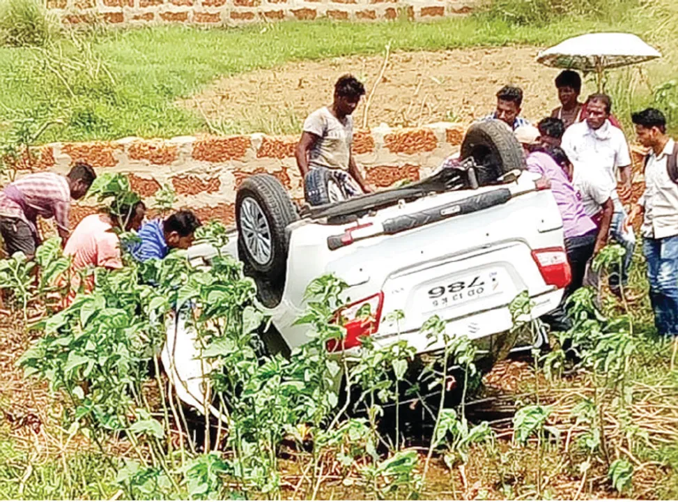 ଗଛରେ ପିଟି ହୋଇ ଓଲଟିଲା କାର, ୨ ଗୁରୁତର