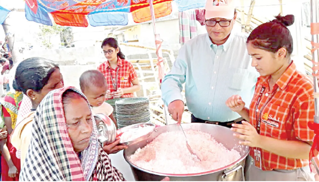  ସାଇ ଇଣ୍ଟରନ୍ୟାସନାଲ୍‌ ସ୍କୁଲ ପକ୍ଷରୁ ବାତ୍ୟା ବିପନ୍ନଙ୍କୁ ରନ୍ଧା ଖାଦ୍ୟ ବଣ୍ଟନ