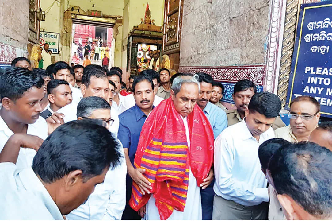  ମହାପ୍ରଭୁଙ୍କ ଆଶୀର୍ବାଦ ଲୋଡ଼ିଲେ ମୁଖ୍ୟମନ୍ତ୍ରୀ, ତାଙ୍କୁ ମୁଣ୍ଡିଆ ମାର...