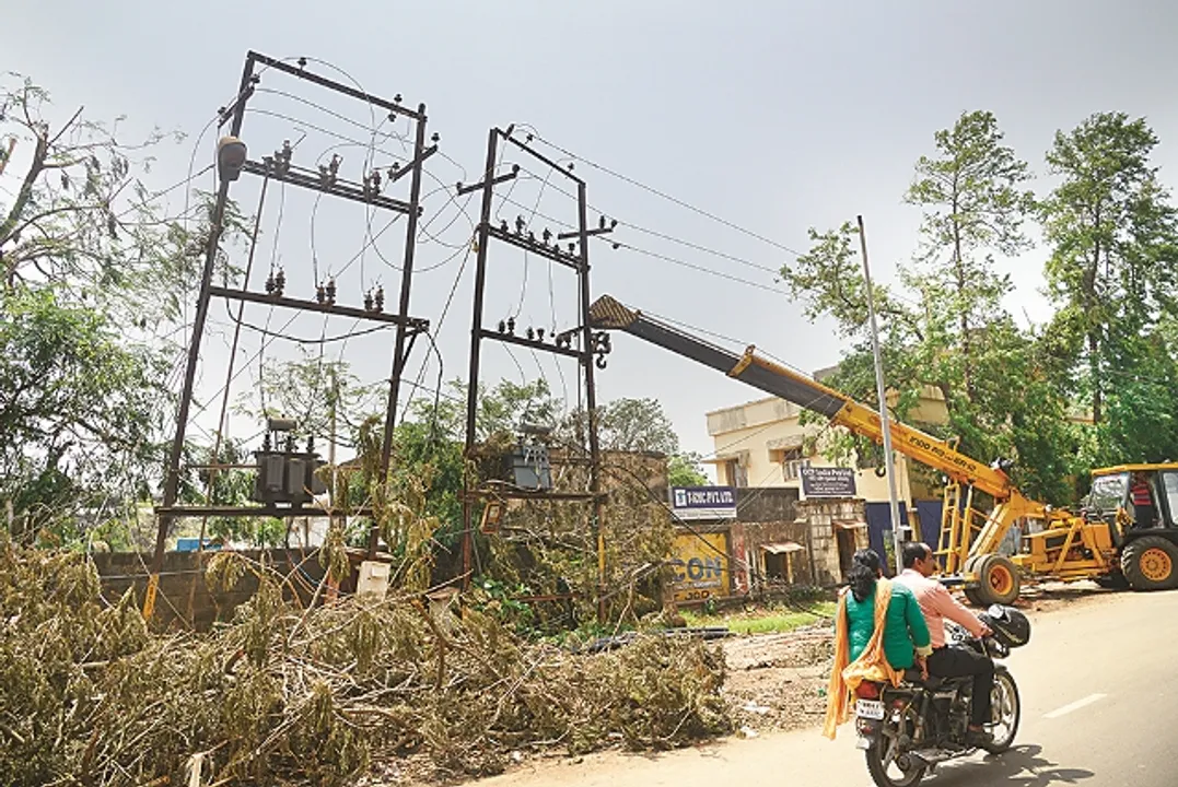  ପିଟିଲେ ଲୋକେ, ଫେରିଗଲେ ୪୦ ଶ୍ରମିକ, ବିଦ୍ୟୁତ୍‌ ପୁନରୁଦ୍ଧାର କାର୍ଯ୍ୟ ବାଧାପ୍ରାପ୍ତ