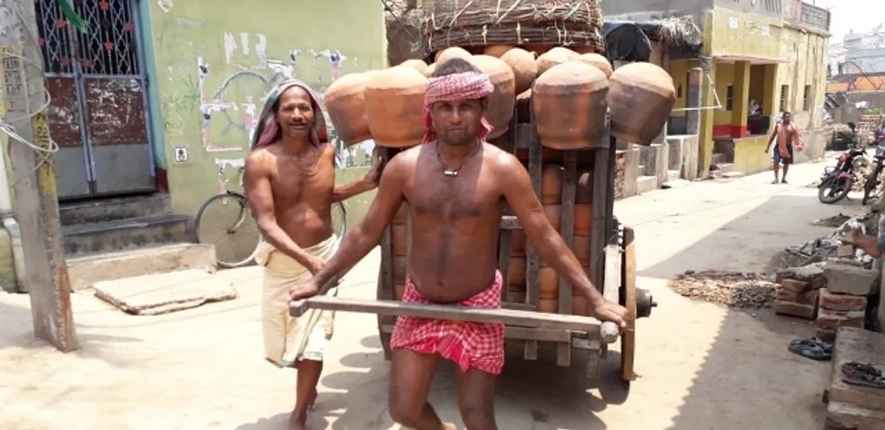  କୁଡ଼ୁଆ ସଂକଟ ଦୂର ପାଇଁ ବାଟ ଫିଟିଲା : ସହଯୋଗର ହାତ ବଢ଼ାଇଲେ କୁମ୍ଭକାର ସେବକ, ଶ୍ରୀମନ୍ଦିରକୁ ଦେଲେ ୧୦ ବେତା କୁଡ଼ୁଆ