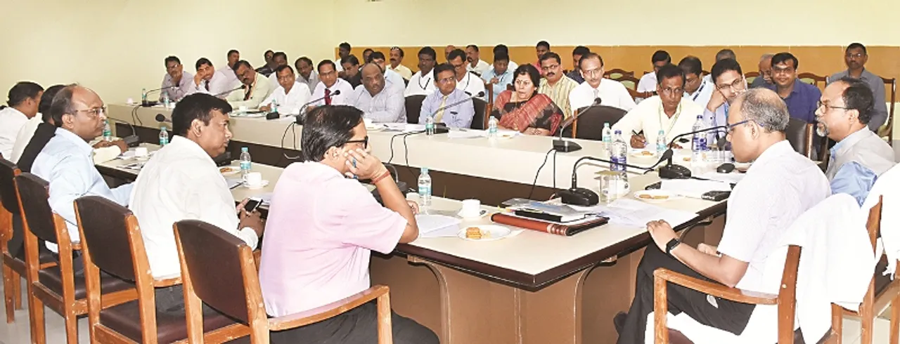  ଋଣ ପୁନର୍ବିନ୍ୟା‌ସ, ବୀମା କ୍ଷତିପୂରଣ ନେଇ ବୈଠକ : ବ୍ୟବସାୟିକ କାରବାର ସ୍ବାଭାବିକ କରାଇବା ଉପରେ ଗୁରୁତ୍ବାରୋପ