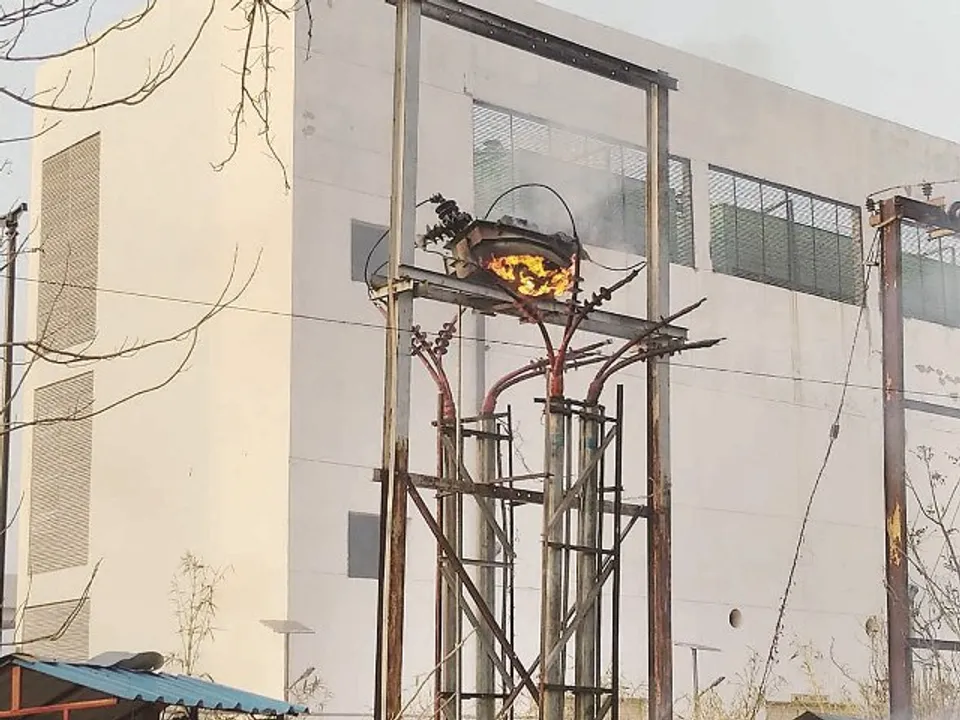  ଟ୍ରାନ୍ସଫର୍ମର ଫାଟି ଦୁଇ ଯୁବକ ଗୁରୁତର