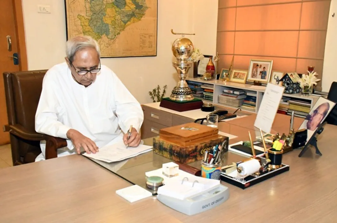  ପଞ୍ଚମ ଥର ପାଇଁ ମୁଖ୍ୟମନ୍ତ୍ରୀ ଭାବେ ଶପଥ ନେବା ପରେ ନବୀନ ସଚିବାଳୟ ଯାଇ ପ୍ରଥମ ଫାଇଲ୍‌ରେ ଦସ୍ତଖତ କରୁଛନ୍ତି 