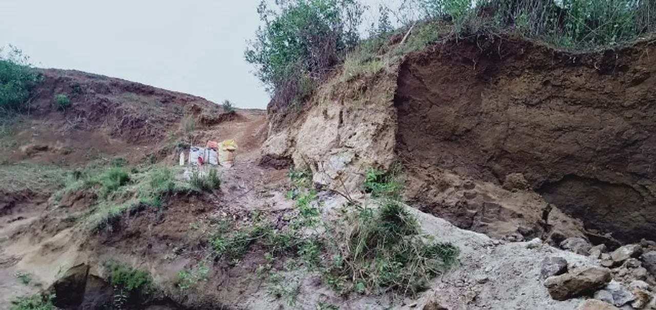  ପାହାଡ଼ ଧସି ୩ ମୃତ, ଦୁଇ ଗୁରୁତର