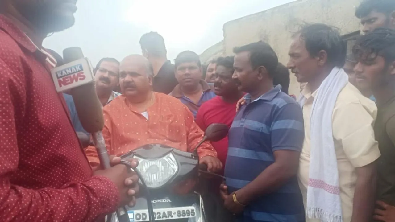  ପୁରୀ: ସ୍ଥାନାନ୍ତରଣକୁ ବିରୋଧ କରୁଛନ୍ତି ଲୋକେ: ପେଣ୍ଠକଟା ବସ୍ତିରେ ଲୋକଙ୍କୁ ବୁଝାଉଛନ୍ତି ମନ୍ତ୍ରୀ ମହେଶ୍ୱର ମହାନ୍ତି