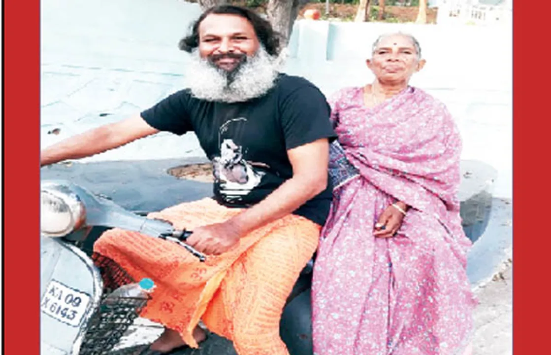  ଆଉ ଜଣେ ଶ୍ରବଣ କୁମାର:ସ୍କୁଟରରେ ମା’ଙ୍କୁ ଭାରତ ଦର୍ଶନ କରାଉଛନ୍ତି କ୍ରୀଷ୍ଣା କୁମାର