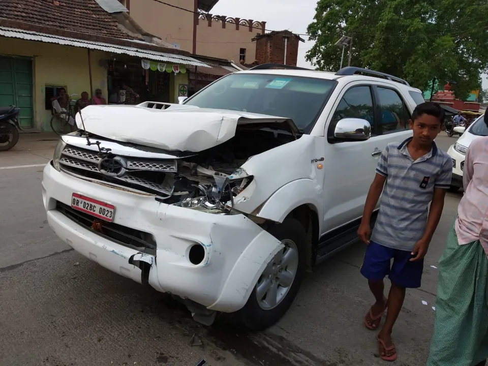  ସୁବର୍ଣ୍ଣପୁର: ଟ୍ୟାଙ୍କରକୁ ପଛପଟୁ ପିଟିଲା କାର୍‌, ଅଳ୍ପକେ ବର୍ତ୍ତିଲେ କେଭି ସିଂହଦେଓ-ସଂଗୀତା