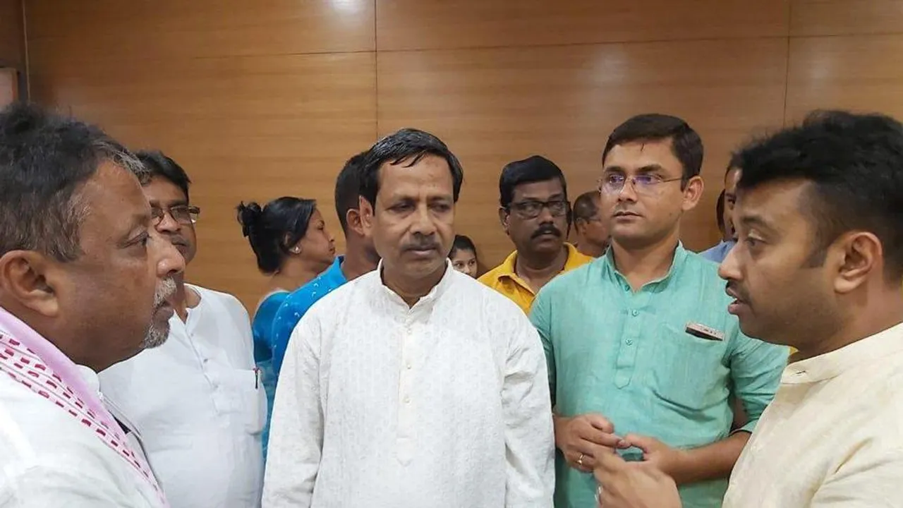  ତୃଣମୂଳରେ ଘନଉଛି ଅନ୍ତର୍ଦ୍ୱନ୍ଦ୍ବ : ଦଳ ଛାଡିଲେ ୨ ବିଧାୟକ ଓ ୫୨ କାଉନସିଲର