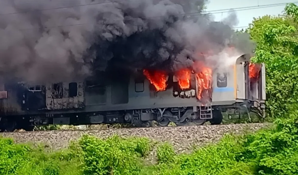  ରାଜଧାନୀ ଏକ୍ସପ୍ରେସ୍‌ରେ ନିଆଁ