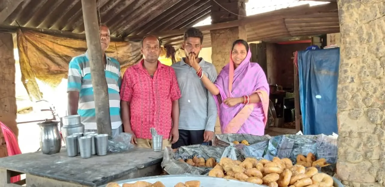  ଦିନରେ  ବରା ବିକ୍ରି କରି ରାତିରେ ପାଠପଢ଼ି ଭବାନୀ ହେଲେ ଓଜେଇଇ ଟପ୍ପର
