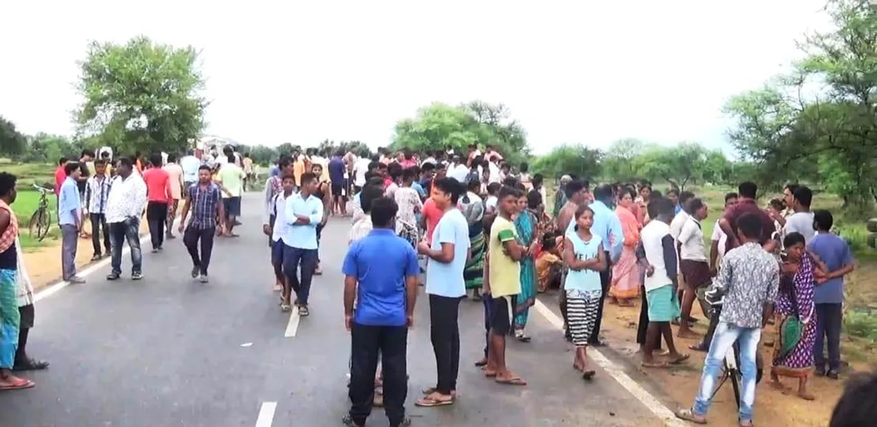  ଦ୍ରୁତଗାମୀ ଟ୍ରକ ଚାଷୀଙ୍କୁ ଧକ୍କା ଦେଇ ଚାଷ ଜମିରେ ଓଲଟିଲା, ଜଣେ ମୃତ
