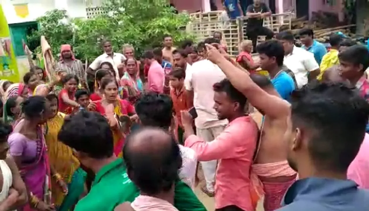  ଚୋରା ମଦ କାରବାର ପାଇଁ ତାତିଲେ ମହିଳା, ଜୋତାମାଳ ପକାଇ ମହିଳାଙ୍କୁ ଗାଁ ବୁଲାଇଲେ