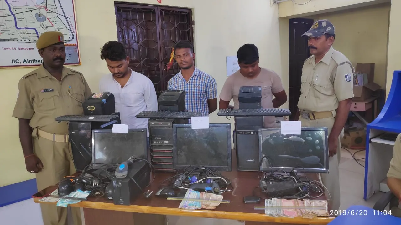  ସମ୍ବଲପୁର: ଅନ୍‌ଲାଇନ୍‌ ‘ସଟ୍ଟା’ କାରବାର ଉପରେ ରାତ୍ରୀକାଳୀନ ଚଢ଼ାଉ, ୩ ଗିରଫ