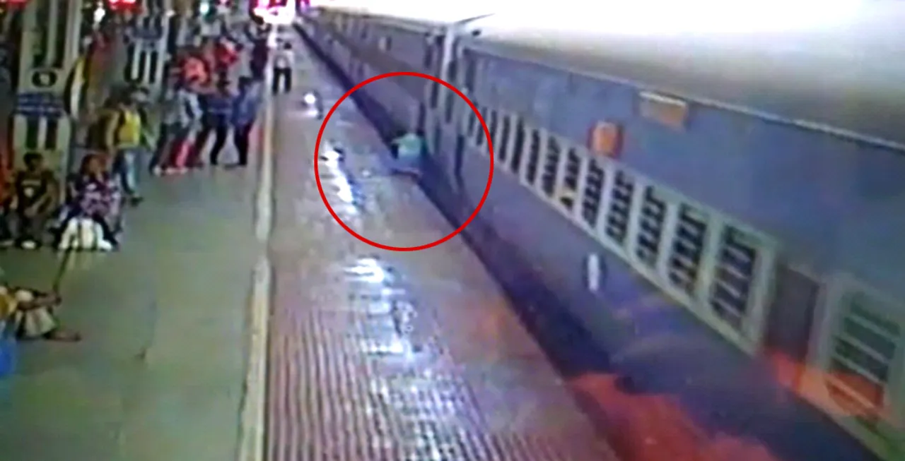  ମୃତ୍ୟୁ ସହ ମୁହାଁମୁହିଁ ! ଟ୍ରେନ ଚକାତଳୁ ଅଳ୍ପକେ ବର୍ତ୍ତିଲେ ଯାତ୍ରୀ