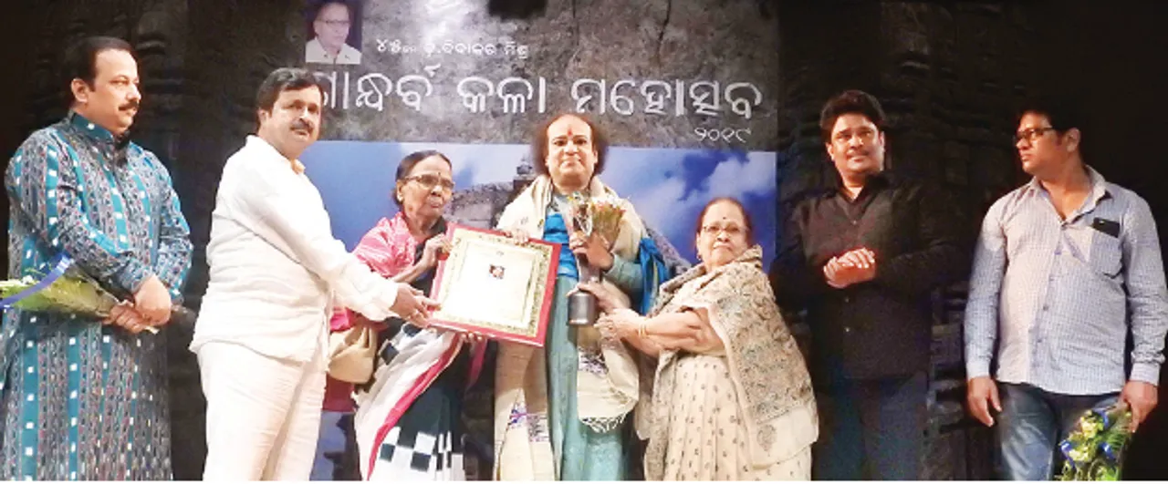  ନୃତ୍ୟରେ ବର୍ଷାର ଅନୁଭବ, ଅସୀମବନ୍ଧୁ ଭଟ୍ଟାଚାର୍ଯ୍ୟଙ୍କୁ ଗାନ୍ଧର୍ବ କଳାଶ୍ରୀ ସମ୍ମାନ