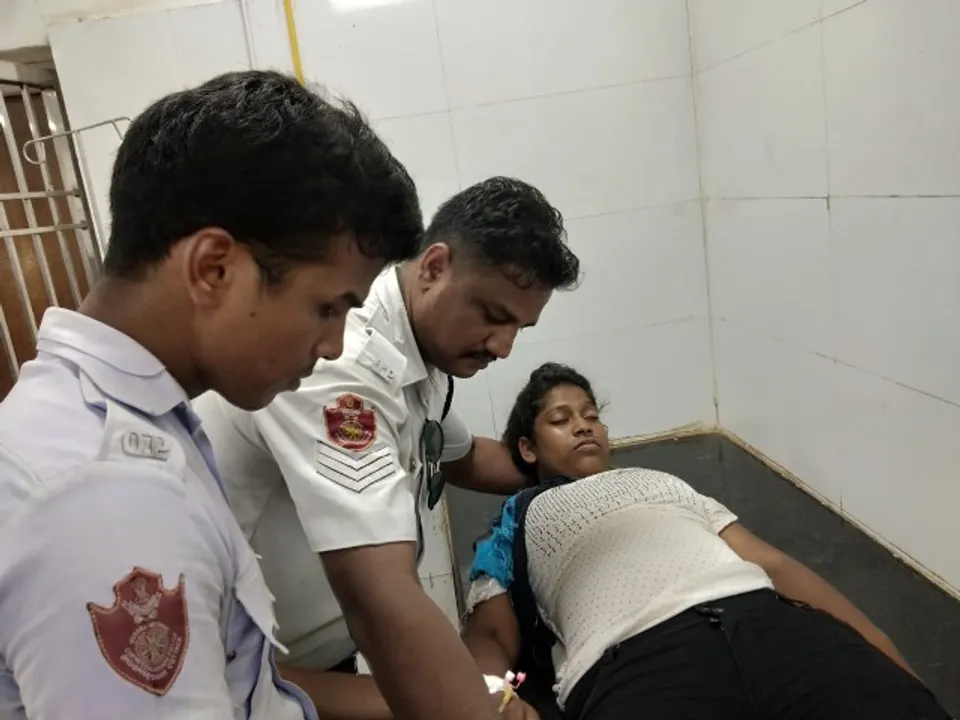  ଟଳି ପଡ଼ିଲେ ଯୁବତୀ, ବଞ୍ଚେଇଲେ ଟ୍ରାଫିକ୍ ପୁଲିସ