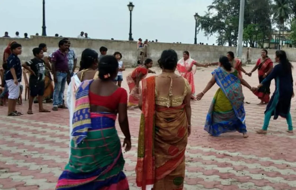  ଚାନ୍ଦିପୁର ବେଳାଭୂମିରେ ମହିଳାଙ୍କ ବାଗୁଡି ଖେଳ। (ଫଟୋ: ମନୋଜ, ବାଲେଶ୍ୱର)