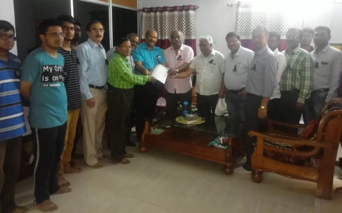  ପଶ୍ଚିମବଙ୍ଗ ମୁଖ୍ୟମନ୍ତ୍ରୀଙ୍କୁ ବିରୋଧ, କଟକରେ କଳାବ୍ୟାଚ୍‌ ପିନ୍ଧି ଆନ୍ଦୋଳନ କଲେ ଡାକ୍ତରୀ ସଂଘ