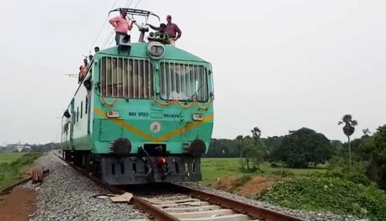  କେନ୍ଦ୍ରାପଡ଼ାକୁ ଗଡ଼ିଲା ରେଳ ଇଞ୍ଜିନ