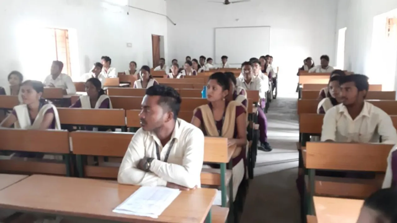  ଯୁକ୍ତ ଦୁଇ ଫର୍ମପୂରଣରେ ବିଦ୍ୟାର୍ଥୀଙ୍କୁ ଶୋଷଣ, ଧାର୍ଯ୍ୟ ଫି’ଠାରୁ ଅଧିକ ଆଦାୟ କରୁଛନ୍ତି ସେଲ୍ଫ ଫାଇନାନ୍ସିଂ କଲେଜ