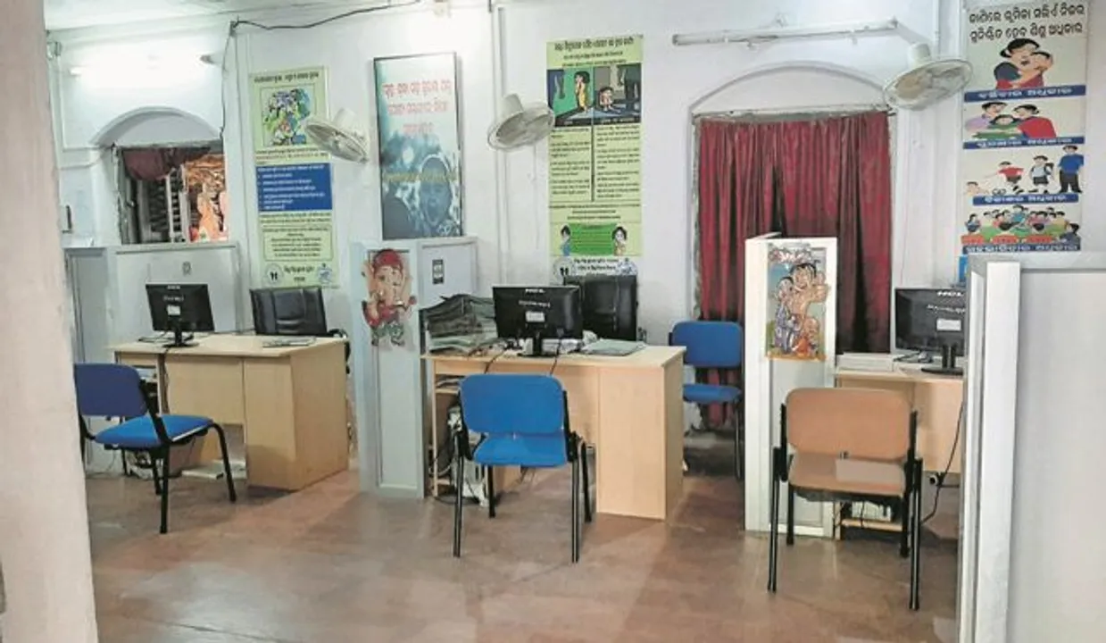  ସରକାରୀ କାର୍ଯ୍ୟାଳୟରେ ସକାଳ ନ’ଟାରେ ବି ବାବୁଙ୍କ ପାଦ ପଡ଼ୁନି, ଜନତା ହିନସ୍ତା, ଅଧିକାରୀ ଦେଖୁଛନ୍ତି ନିଜ ସୁବିଧା