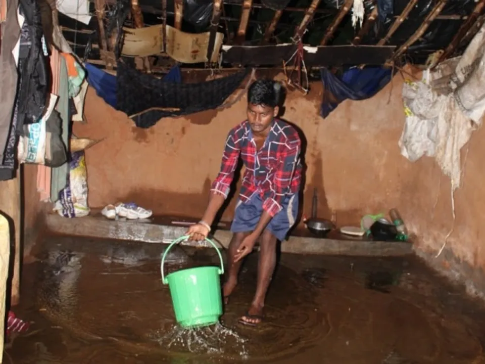  ସନ୍ଧ୍ୟାରେ ଧୂଳିଝଡ଼ ଉଡ଼ାଇ ନେଲା ପଲିଥିନ୍‌, ଘରେ ପଶିଲା ପାଣି