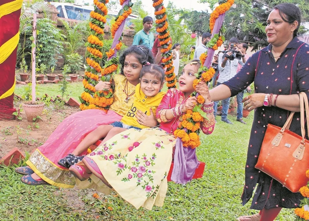  ଆଜି ପହିଲି ରଜ, ବରାଦରେ ଝାଉଁ କାଠ ପୋଡ଼ା ପୋଡ଼ ପିଠା