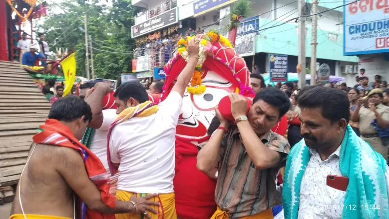  ଜୟପୁର: ରଥାରୁଢ଼ କରିବା ପାଇଁ ବଳଭଦ୍ରଙ୍କୁ କାନ୍ଧରେ ନେଉଛନ୍ତି ସେବାୟତ।