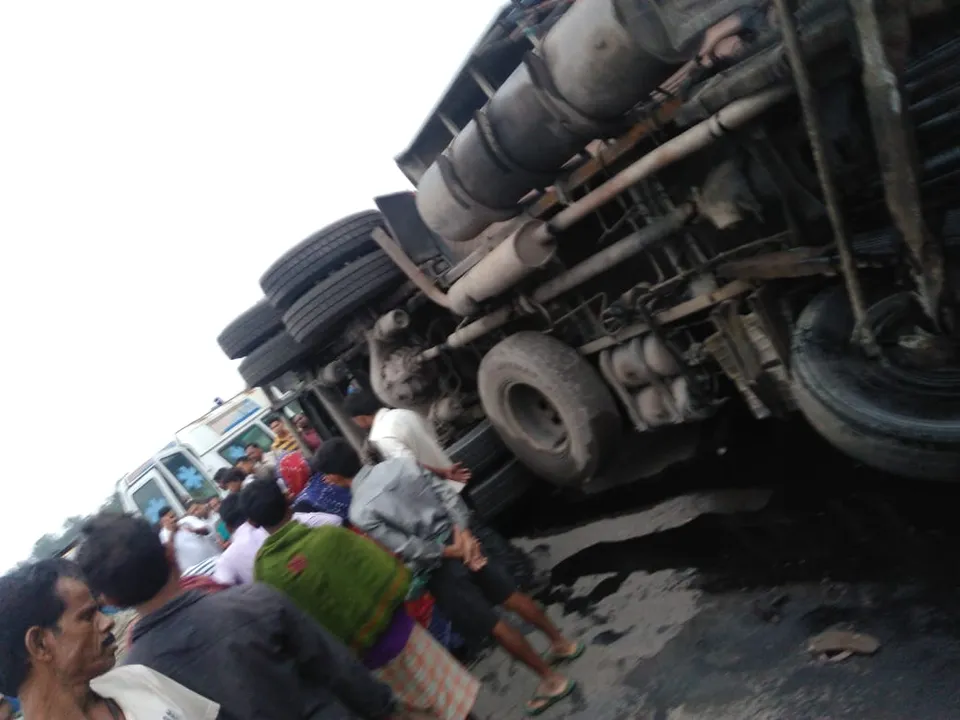  ଝାରସୁଗୁଡ଼ା: ବାଇକ୍‌ ଆରୋହୀଙ୍କ ଉପରେ ଚଢ଼ିଗଲା ଟ୍ୟାଙ୍କର, ୨ ଜଣଙ୍କ ମୃତ୍ୟୁ ପରେ ଉତ୍ତେଜିତ ଲୋକଙ୍କର ରାସ୍ତାରୋକ