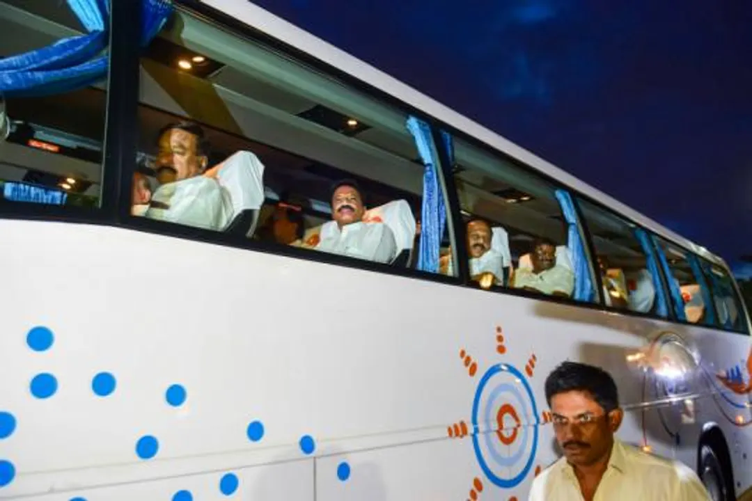  କର୍ଣ୍ଣାଟକ : ୧୪ ବିଧାୟକଙ୍କୁ ମୁମ୍ବାଇରୁ ଗୋଆ ପଠାଇଲା କଂଗ୍ରେସ