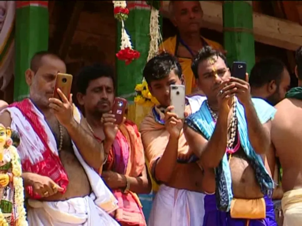  ରଥ ଉପରେ ମୋବାଇଲ୍‌, ଟାଣି ନେଲେ ଟାହିଆ