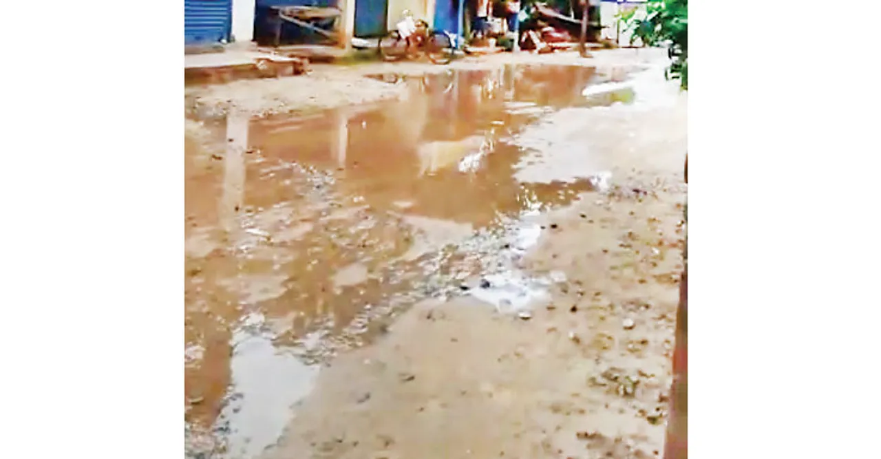  ରାସ୍ତାରେ ଢ଼େଉ ଖେଳୁଛି ସ୍ବେରେଜ ପାଣି